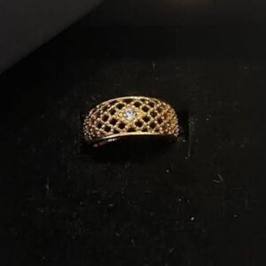 Vintage Avon filigree ring with crystal stone. Size 7